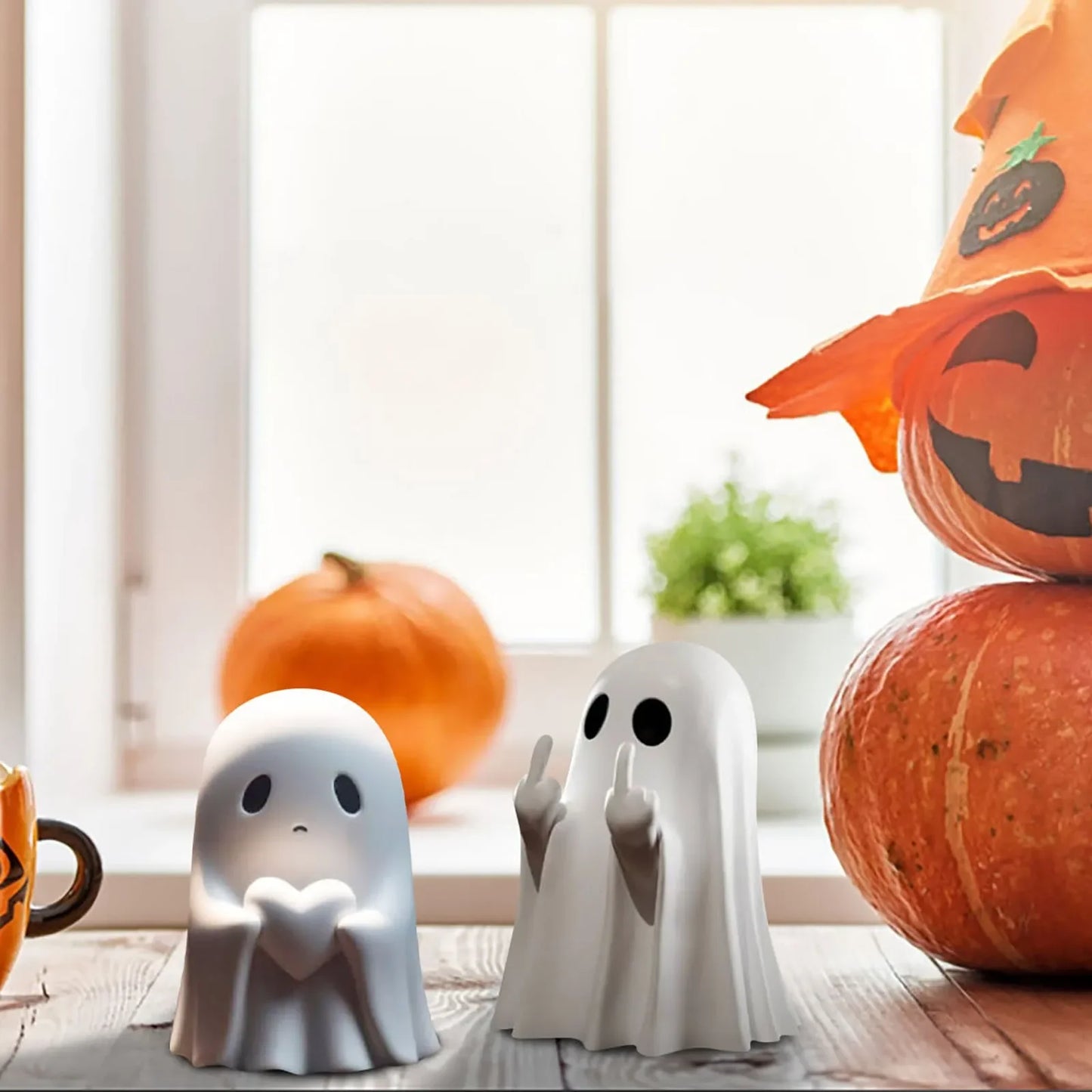 Decorazioni di Halloween con fantasma che fa il dito medio
