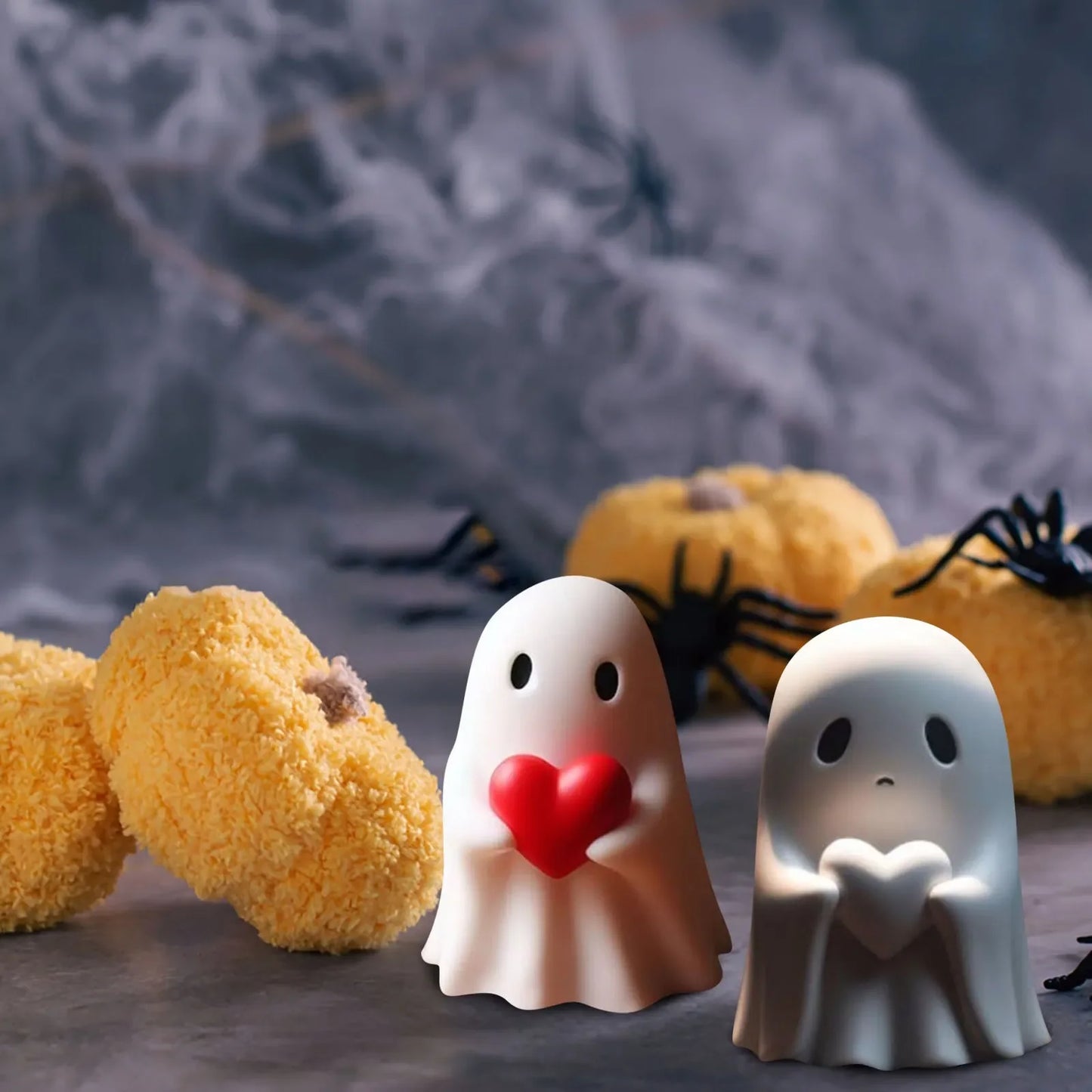 Decorazioni di Halloween con fantasma che fa il dito medio